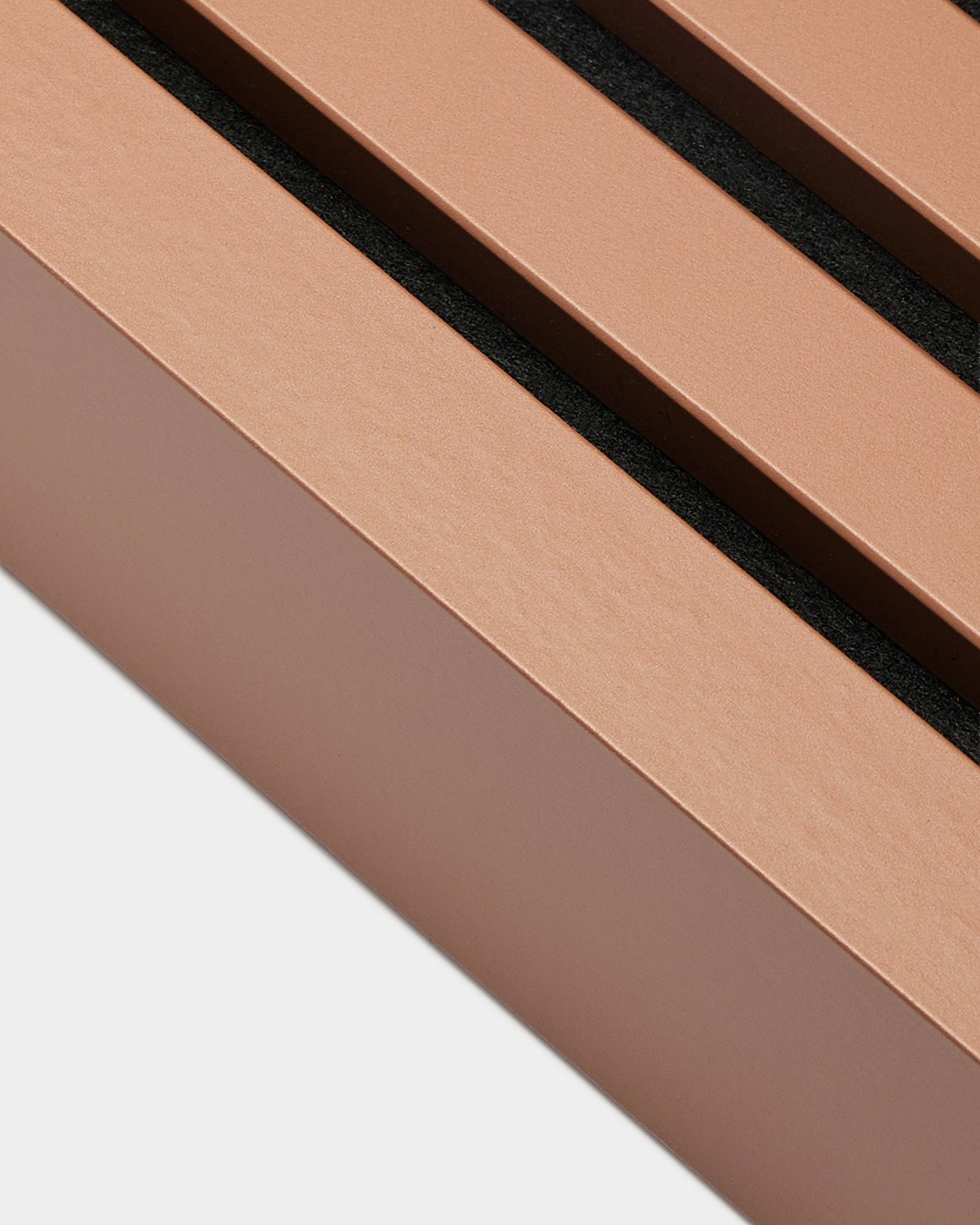 Vista aproximada da lamela final de instalação WoodUpp Akupanel em Clay, 6,7 cm — Painel acústico em brown claro com três ranhuras black, design nórdico minimalista.